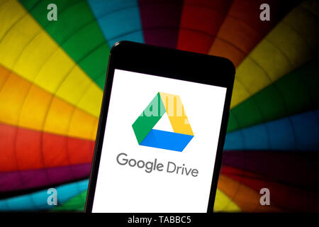 Sur cette photo, l'illustration du logo Google Drive est vu affichée sur un smartphone. Banque D'Images