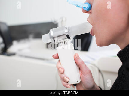 Méconnaissable patient ayant test de fonction pulmonaire à l'hôpital Banque D'Images