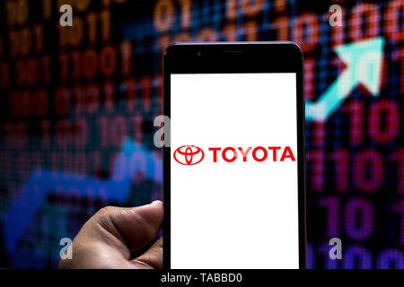 Dans cette photo illustration le logo Toyota Motor Corporation est vu affichée sur un smartphone. Banque D'Images