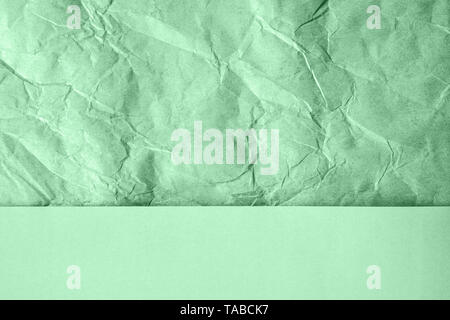 Papier froissé et feuilles de papier ordinaire divisé la création de partition en ligne. Couleur menthe neo branché abstract background design. Mise à plat. Couleur de l'année 2020 Banque D'Images