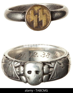 Le SS-Sturmbannführer Hans Elkar - une tête de mort SS ring fortement utilisée à l'intérieur de l'anneau avec la gravure.lb. Elkar 21.12.38 H.Himmler". La bande (petit) est soudée sous la tête de mort appliquée. Diamètre intérieur 18,2 mm. Poids 9,5 g. Inclus est un memento anneau pour SS membres de '835' avec l'argent demandé, ronde et plaquettaire noirci SS runes, l'intérieur avec des initiales gravées et date du 16.1.1944'. Même taille de bague. Également inclus sont sept livres (tr. "Le Paysan allemand 1000 ans de lutte', 'Le chemin de notre peuple", "Odal' etc.), 20e siècle dédié uniquement à Editorial-Use Banque D'Images