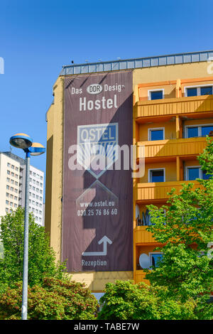 Hostel Ostel, la rue de l'autorité locale de Paris, quartier Friedrich's Grove, Berlin, Allemagne, Strasse der Pariser Kommune, Friedrichshain, Deutschla Banque D'Images