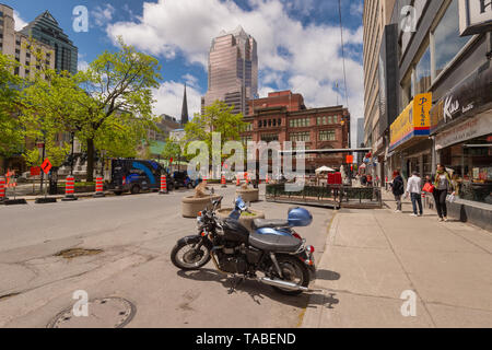 Montréal, Canada - 21 mai 2019 : grand magasin la Baie d'Hudson et de la tour KPMG Place Phillips, dans le centre-ville de Montréal. Banque D'Images