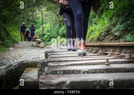 Les randonneurs à pied vers le Machu Picchu à partir de la station d'énergie hydroélectrique, au Pérou Banque D'Images