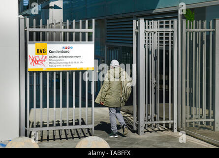 Bureau client soulevées, Beförderungsentgeld black driver, siège de la BVG, Holzmarktstrasse, milieu, Berlin, Allemagne, Kundenbüro Erhöhtes Beförderung Banque D'Images