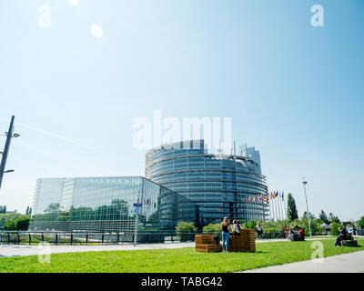 Strasbourg, France - 23 mai 2019 : les jeunes filles insouciantes s'amusant de lire des photos de saut en avant du bâtiment du Parlement européen à Strasbourg un jour avant l'élection du Parlement européen 2019 Banque D'Images