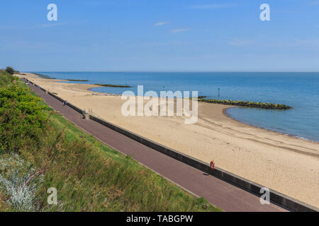 Plage des éperons pour empêcher l'érosion côtière, ville balnéaire de Clacton-on-sea, Essex, Angleterre, RU, fr Banque D'Images