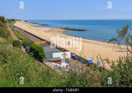 Plage des éperons pour empêcher l'érosion côtière, ville balnéaire de Clacton-on-sea, Essex, Angleterre, RU, fr Banque D'Images