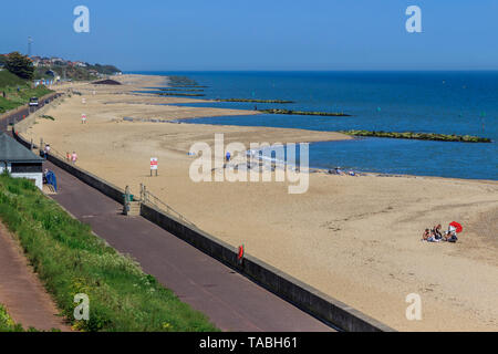 Plage des éperons pour empêcher l'érosion côtière, ville balnéaire de Clacton-on-sea, Essex, Angleterre, RU, fr Banque D'Images