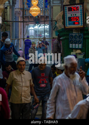 Mumbai, Inde - 11 mai 2019 : les musulmans qui sortent après la prière à saint mois du Ramadan Ramazan à bhendi bazar Banque D'Images