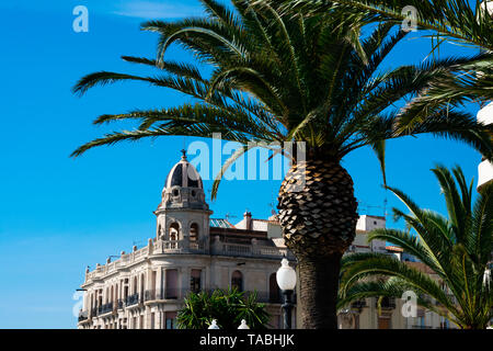 Palm Tree with et vieux bâtiment dans l'arrière-plan. Tarragone, Espagne Banque D'Images