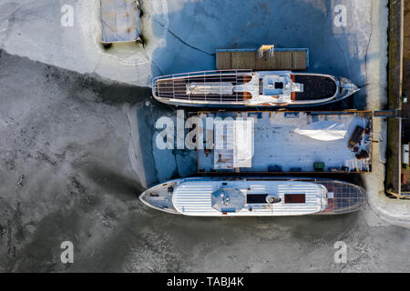 Vue aérienne de deux navires dans un lac gelé en hiver sur la journée ensoleillée. Banque D'Images