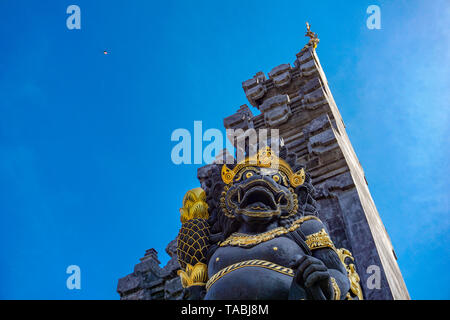 Une porte du temple à Bali avec une statue de tête de Barong. Barong est une créature semblable au lion caractère dans la mytholo Bali. Il est vénéré comme le roi de l'esprit Banque D'Images