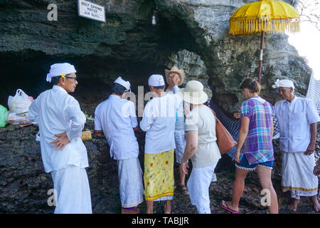 Pura Batu Bolong. Nusa Tenggara. Tabanan Pura Tanah Lot. Hindu temple construit sur un îlot. Un touriste, c'est béni par un prêtre hindou, l'Indonésie. Bali, 07,0 Banque D'Images