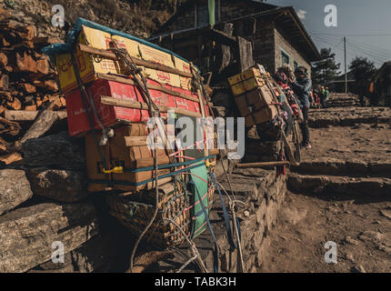 Fournitures empilés en préparation à une montée dans un petit village de montagne. Banque D'Images
