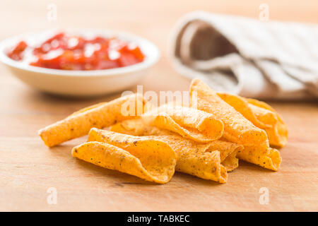 Croustilles de maïs mexicain laminées et trempette salsa sur table en bois. Banque D'Images