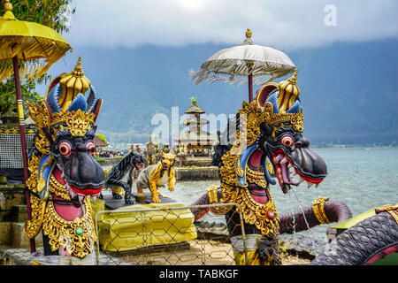 Dragon fontaines du temple hindou balinais Pura Ulun Danu Beratan, Tabanan, Bali, Indonésie. Banque D'Images