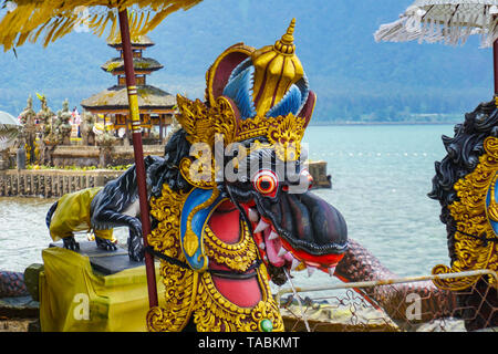 Dragon fontaines du temple hindou balinais Pura Ulun Danu Beratan, Tabanan, Bali, Indonésie. Banque D'Images