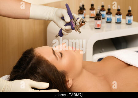 L'oxydation biologique la thérapie. Femme dans le salon de beauté durant la procédure de rajeunissement. Banque D'Images