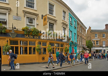 Le marché de Portobello Road à Londres ET SOLEIL DU PUBLIC HOUSE Banque D'Images