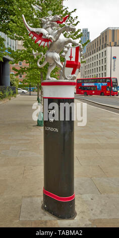 Londres LA VILLE DE LONDRES BOLLARD AVEC SILVER DRAGON SHIELD ET MARQUANT LA LIMITE DE LA mille carré Banque D'Images