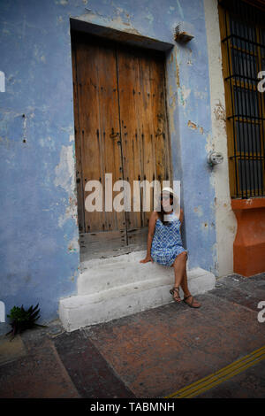 Femme en porte colorée à Campeche, Mexique Banque D'Images