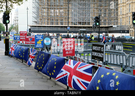 Brexit affiches à l'extérieur des chambres du Parlement à Londres Angleterre Royaume-uni KATHY DEWITT Banque D'Images