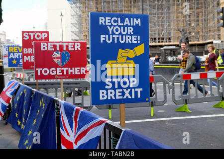 Récupérer votre avenir, ARRÊTER BREXIT, MIEUX ENSEMBLE coeur et de l'UE L'ARRÊT BREXIT BREXIT Affiches Affiches et MESS demeurent des drapeaux et bannières sur les obstacles dans la rue devant les Chambres du Parlement à Westminster, London England UK 21 mai 2019 KATHY DEWITT Banque D'Images