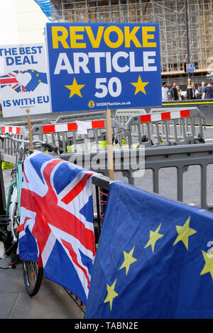 Révoquer l'article 50 SODEM posterand la meilleure affaire est de l'UE avec remainer Brexit Affiches de drapeaux et bannières dans la rue devant les Chambres du Parlement à Westminster, London England UK 21 mai 2019 KATHY DEWITT Banque D'Images