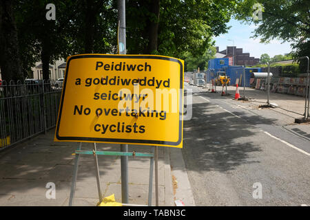 Mai 2019 - panneau Interdiction de dépasser les cyclistes signer sur les travaux routiers à Cardiff Banque D'Images