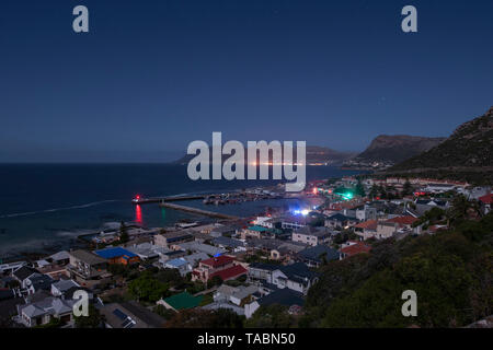 La nuit, clair de vue de Kalk Bay et son port pendant le délestage programmé (coupures de courant) à Cape Town, Afrique du Sud. Banque D'Images