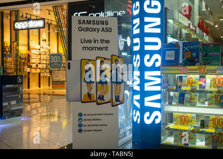 La publicité d'affichage dynamique Samsung Galaxy A50 téléphone mobile dans un centre commercial des Philippines. Banque D'Images