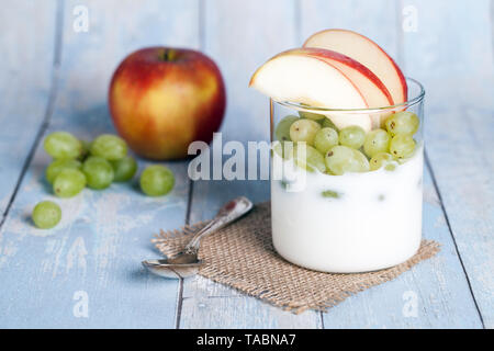 Yaourts aux pommes et raisins Banque D'Images