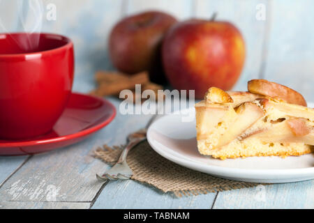 Tarte aux pommes et une tasse à café Banque D'Images