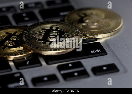 Close up Bitcoin sur clavier d'ordinateur. Investir dans le secteur financier. Banque D'Images