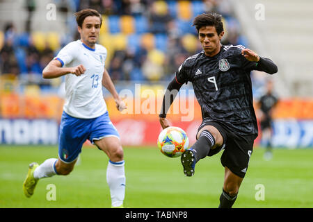 Gabriele Gori de l'Italie (L) et Jose Macias du Mexique (R) sont vus en action lors de la Coupe du Monde U-20 de la Cup match entre le Mexique et l'Italie (GROUPE B) à Gdynia. ( Score final ; Mexique 1:2 Italie ) Banque D'Images