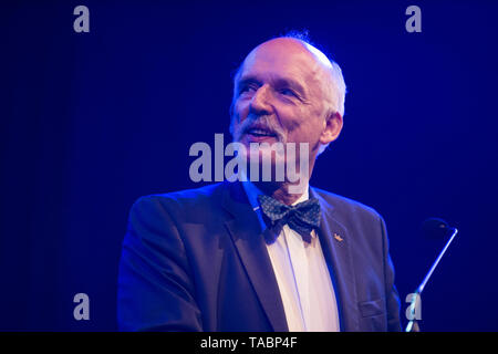 Janusz Korwin-Mikke, l'un des dirigeants de l'extrême droite et eurosceptique Coalition Confédération vu faire un discours lors d'une convention de la campagne avant les élections européennes. La coalition de la Confédération est composé par Janusz Korwin-Mikke, un public populaire figure dans les médias de masse en raison de certains épisodes controversés comme être suspendu par le Parlement européen après un salut nazi lors d'un discours, la description des refuges qui sont arrivés en Europe en 2015 en tant qu'ordures. Banque D'Images