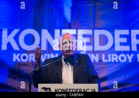 Janusz Korwin-Mikke, l'un des dirigeants de l'extrême droite et eurosceptique Coalition Confédération vu faire un discours lors d'une convention de la campagne avant les élections européennes. La coalition de la Confédération est composé par Janusz Korwin-Mikke, un public populaire figure dans les médias de masse en raison de certains épisodes controversés comme être suspendu par le Parlement européen après un salut nazi lors d'un discours, la description des refuges qui sont arrivés en Europe en 2015 en tant qu'ordures. Banque D'Images