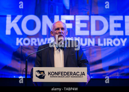 Janusz Korwin-Mikke, l'un des dirigeants de l'extrême droite et eurosceptique Coalition Confédération vu faire un discours lors d'une convention de la campagne avant les élections européennes. La coalition de la Confédération est composé par Janusz Korwin-Mikke, un public populaire figure dans les médias de masse en raison de certains épisodes controversés comme être suspendu par le Parlement européen après un salut nazi lors d'un discours, la description des refuges qui sont arrivés en Europe en 2015 en tant qu'ordures. Banque D'Images