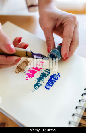 L'application de pigments de couleur à Coloring Book Banque D'Images