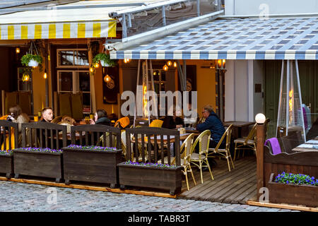 Riga, Lettonie, 02 mai : les touristes reste dans l'un des nombreux cafés sur la rue dans le vieux Riga, le 02 mai 2019. Banque D'Images