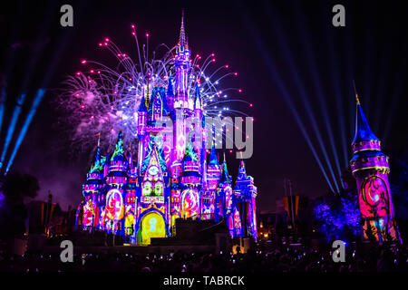 Orlando, Floride. Le 10 mai 2019. Heureux à jamais d'artifice spectaculaire est le Château de Cendrillon au sombre sur fond de nuit dans le royaume magique (3) Banque D'Images