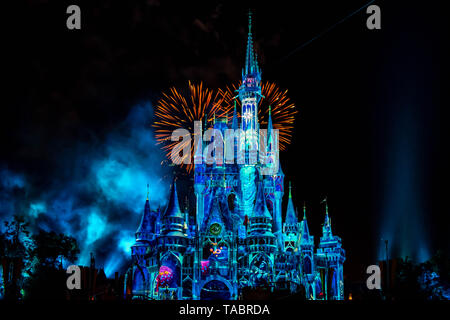 Orlando, Floride. Le 10 mai 2019. Heureux à jamais d'artifice spectaculaire est le Château de Cendrillon au sombre sur fond de nuit dans le royaume magique (16 Banque D'Images