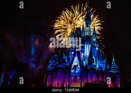 Orlando, Floride. Le 10 mai 2019. Heureux à jamais d'artifice spectaculaire est le Château de Cendrillon au sombre sur fond de nuit dans le royaume magique (19 Banque D'Images