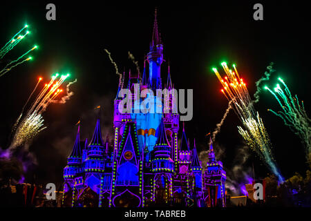 Orlando, Floride. Le 10 mai 2019. Heureux à jamais d'artifice spectaculaire est le Château de Cendrillon au sombre sur fond de nuit dans le royaume magique (26 Banque D'Images