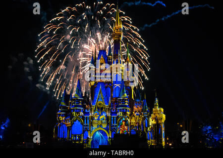 Orlando, Floride. Le 10 mai 2019. Heureux à jamais d'artifice spectaculaire est le Château de Cendrillon au sombre sur fond de nuit dans le royaume magique (48 Banque D'Images