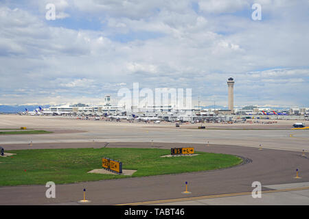 DENVER, CO -11 mai 2019- Vue d'avions de United Airlines (UA) à l'Aéroport International de Denver, ou DIA (DEN), au pied de la Rocky Mount Banque D'Images
