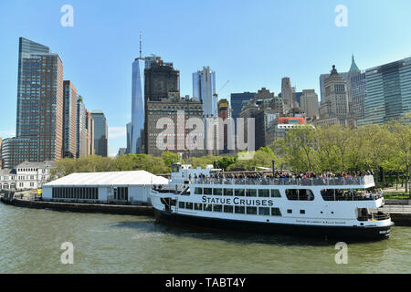 Ferry Statue Cruises fournir un service de traversier vers les îles de la Liberté et Ellis Battery Park à New York. Banque D'Images