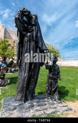 Statue de la mère et l'enfant portant des armes à la résistance armée en face de château de Gaziantep. Le château de Gaziantep, hamtab hantab 'appel' est aussi une guerre Banque D'Images