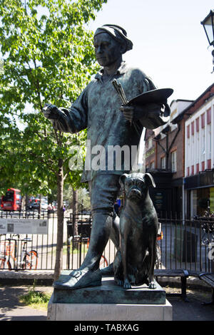 La statue du peintre William Hogarth et son chien pug Trump par le sculpteur Jim Mathieson , Chiswick High Road, London, W4 UK Banque D'Images